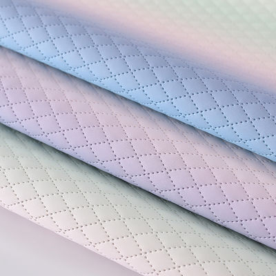 حقيبة يد محفورة من قطعة من الجلد من نسيج قوس قزح الماسية