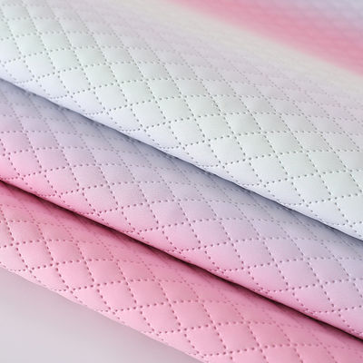 حقيبة يد محفورة من قطعة من الجلد من نسيج قوس قزح الماسية