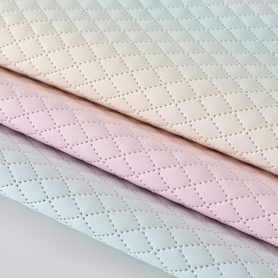 حقيبة يد محفورة من قطعة من الجلد من نسيج قوس قزح الماسية