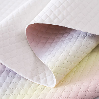 حقيبة يد محفورة من قطعة من الجلد من نسيج قوس قزح الماسية