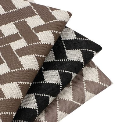 عبارة عن ملابس من الجلد المطبوعة