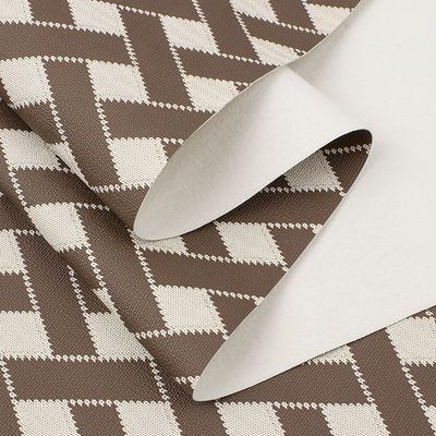 عبارة عن ملابس من الجلد المطبوعة