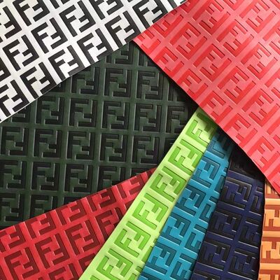 نسيج جلدي صناعي من البولي يوريثين فينيل مخصص بتأثير تغيير اللون والنقش للأثاث، للأحذية، الحقائب، مفارش الطاولات، وتغطية الأرائك